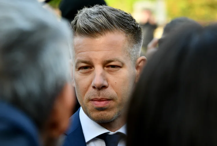 Quem é o novo premiê da Hungria que derrotou aliado de Bolsonaro e Trump