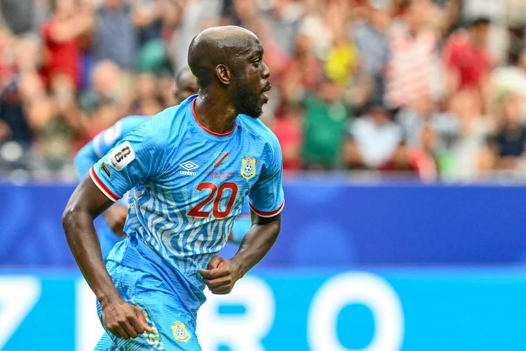 Quem é Wissa, autor do 1º gol do Congo em uma Copa, que pediu vaga na seleção pelo Facebook