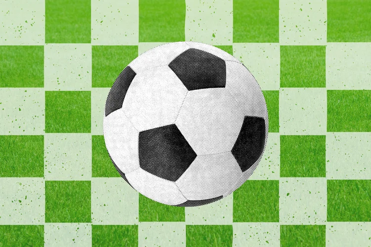 R$ 100 compravam mais de mil figurinhas da Copa em 2002; hoje, compram 70