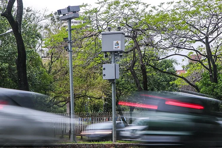 Radares com inteligência artificial aplicam mais de 16 mil multas por celular e falta de cinto em SP