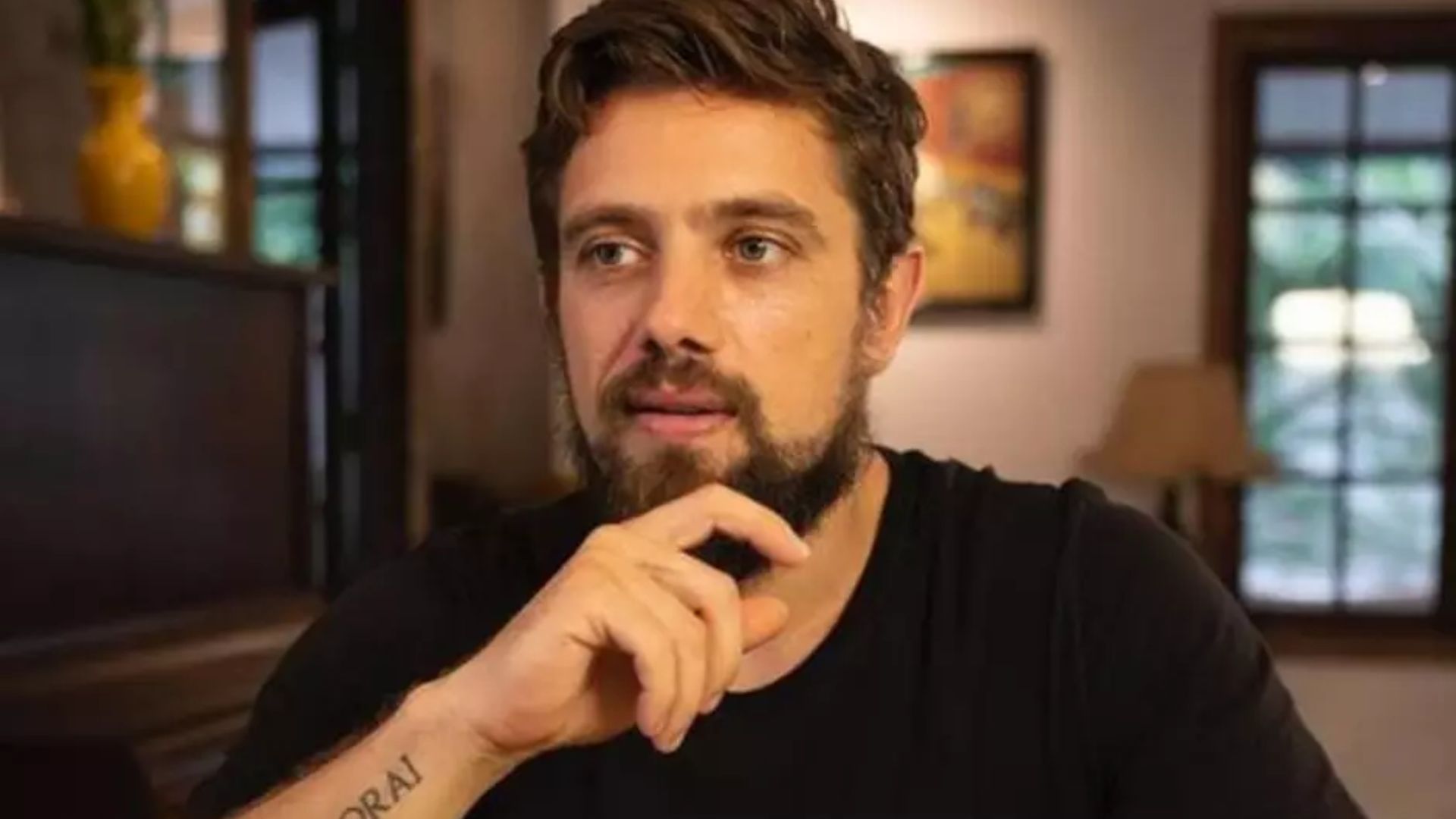 Rafael Cardoso choca fãs ao surgir irreconhecível com corpo musculoso; confira