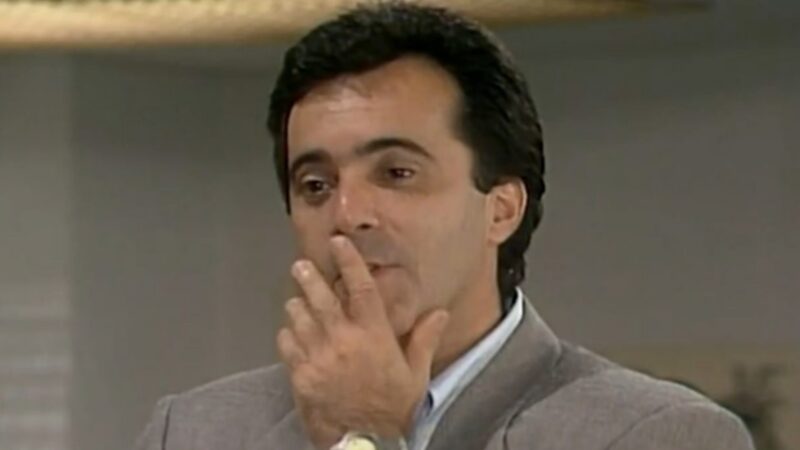 ‘Rainha da Sucata’: Desanimado, Edu vai atrás de Maria do Carmo pedir emprego