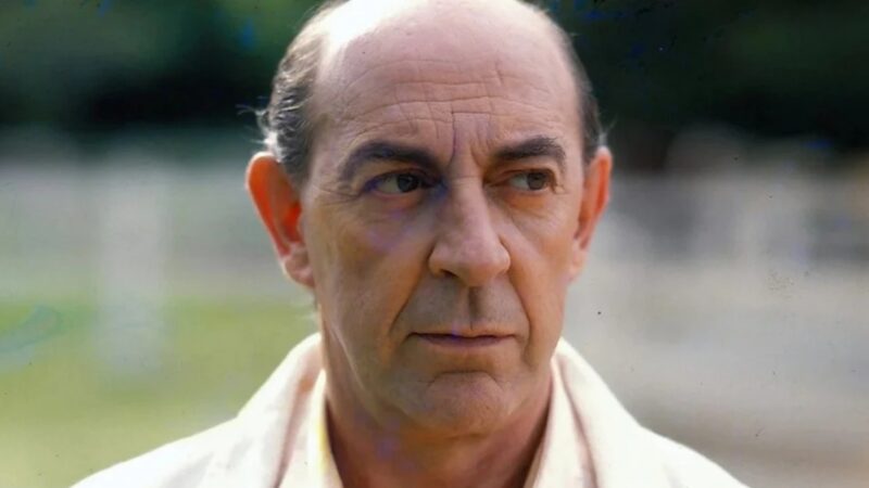 ‘Rainha da Sucata’: Desconfiado, Jonas passa a seguir Renato sem ser notado