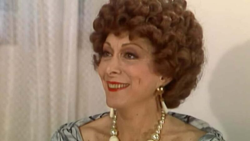 ‘Rainha da Sucata’: Dona Armênia conhece um novo amor e passa por mudança radical