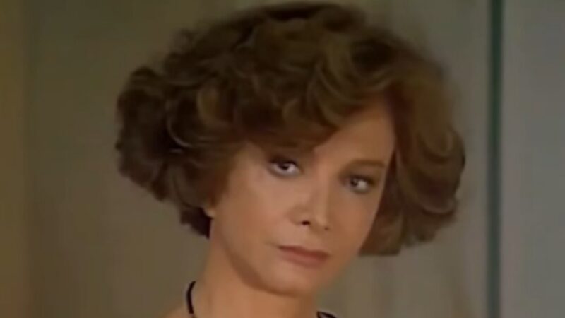 ‘Rainha da Sucata’: Laurinha encontra objeto misterioso nas coisas de Maria do Carmo