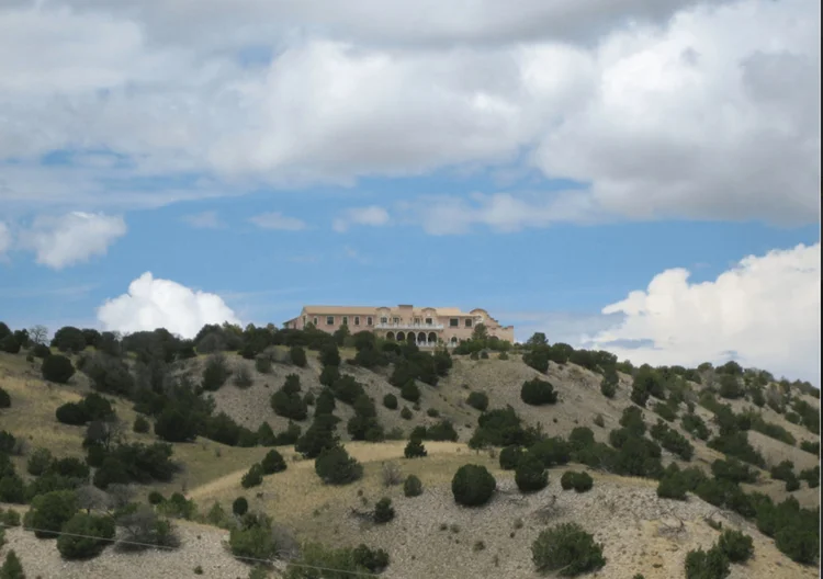 Rancho Zorro: a fazenda de 4 mil hectares de Epstein com boi e casa de 2.480m²
