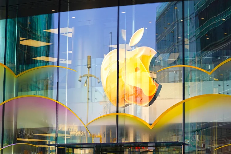 Receita da Apple sobe 17% com sucesso do 'iPhone mais popular' da empresa