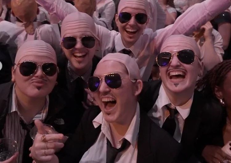 Recorde de carecas: Pitbull mira Guinness com fãs fantasiados