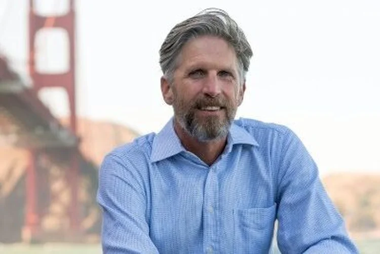 Rejeitado 33 vezes, CEO cria empresa de US$ 390 milhões e expõe erro do mercado