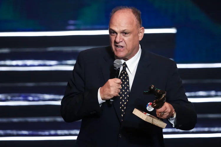 Relembre a luta de Oscar Schmidt, lenda do basquete mundial, contra o câncer no cérebro