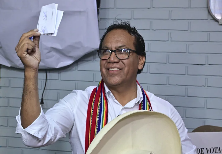 Roberto Sánchez vira sobre Keiko Fujimori e assume liderança na eleição do Peru