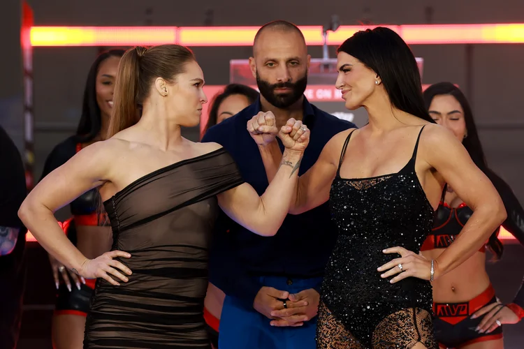 Ronda Rousey x Gina Carano: horário e onde assistir à luta histórica de MMA neste sábado