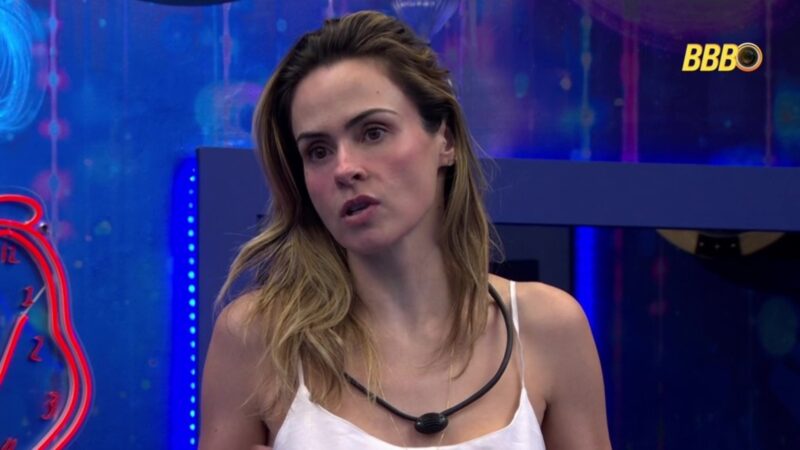Roupa de Ana Paula Renault em evento em SP choca público: ‘Nossa’