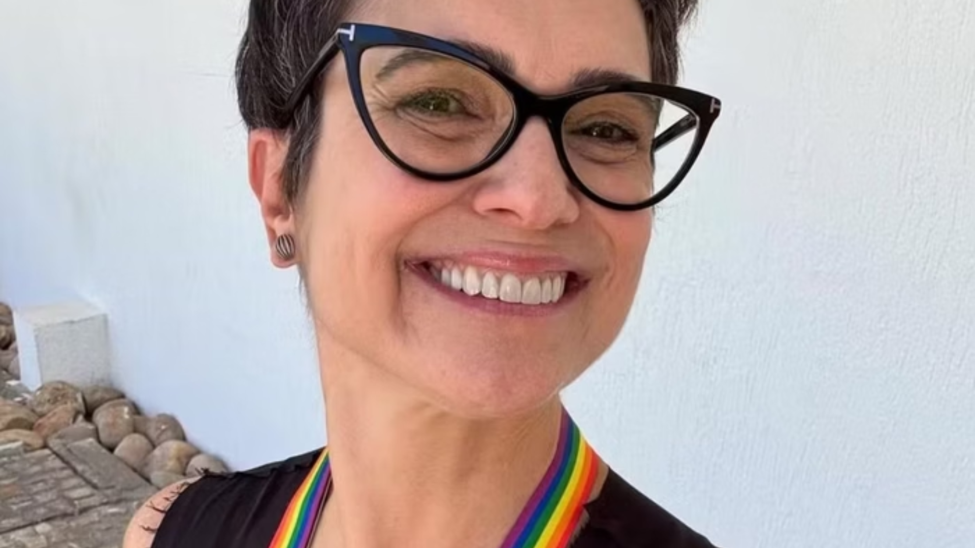 Roupa lisa de Sandra Annenberg vira assunto na gravação do ‘Troféu Imprensa’: ‘Essa mulher’