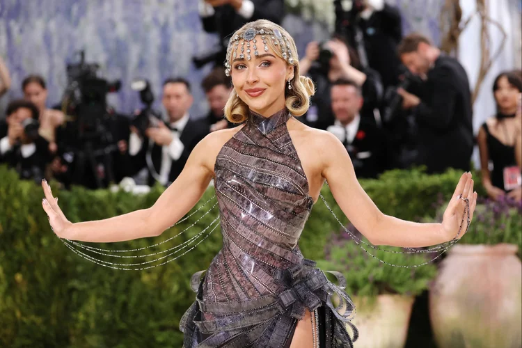 Sabrina Carpenter veste o próprio nome e rouba a cena na Met Gala 2026