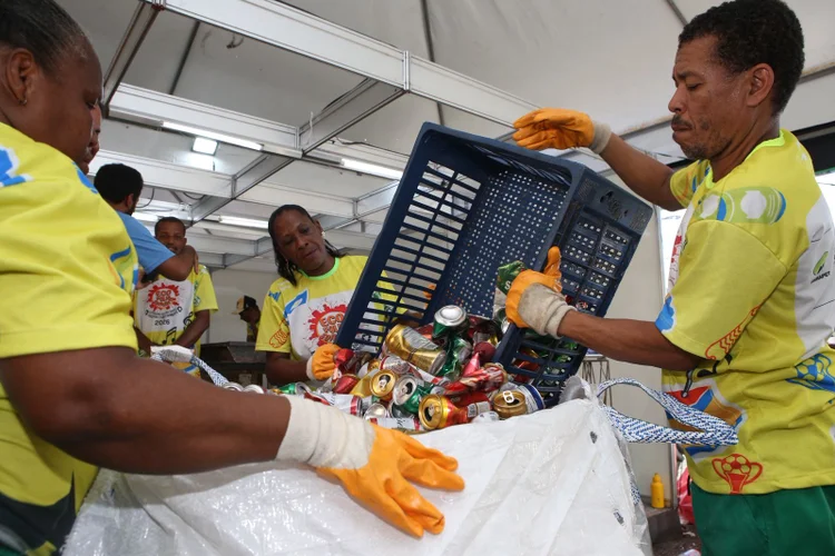 Salvador quebra recorde mundial de reciclagem de latas no Carnaval