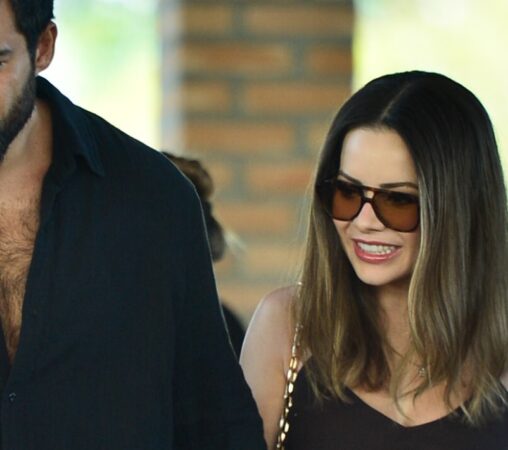 Sandy surge com namorado e aparência dele gera comentários: ‘Meu Deus…’