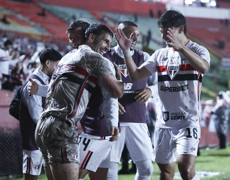 São Paulo vence a Chape na estreia de Roger e vira líder do Brasileirão
