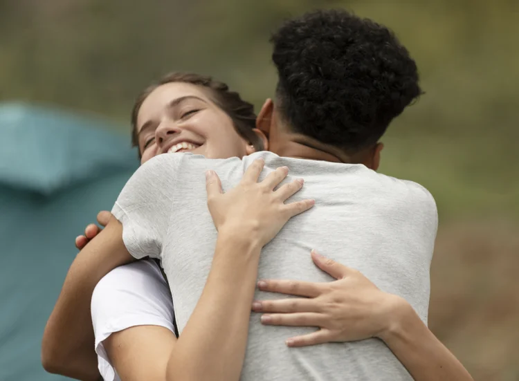 Se sentir amado faz brasileiro mais feliz, diz estudo