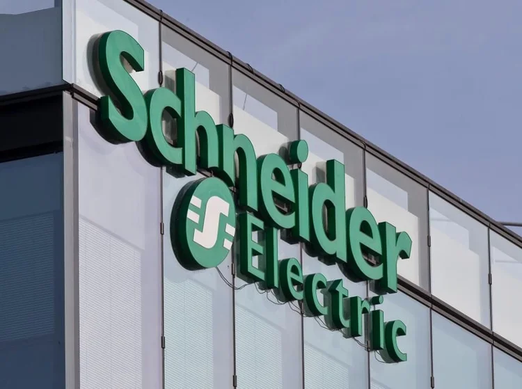 Sem demissões: IA reduz desperdício em fábrica da Schneider e corta 73% das perdas na produção