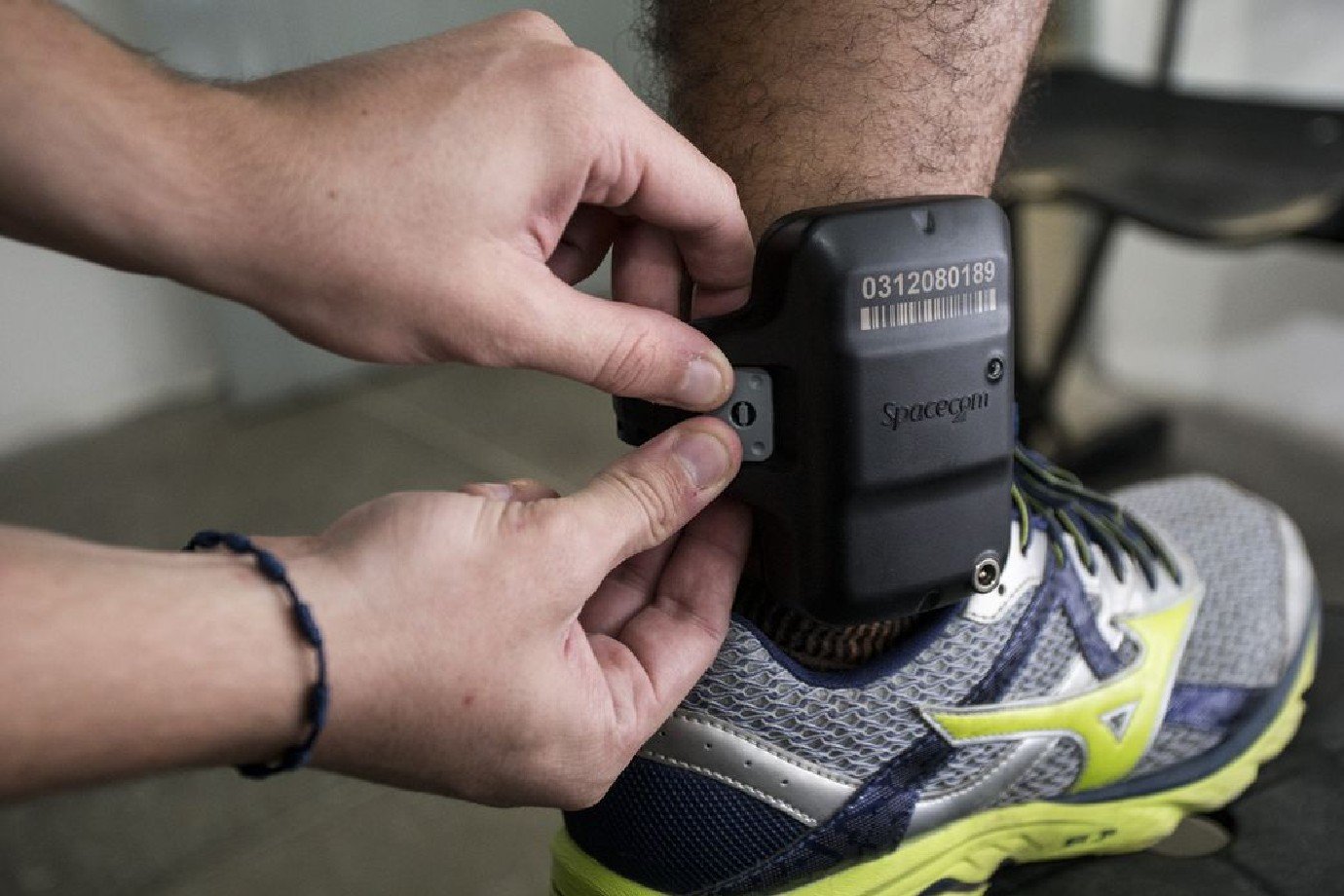 Senado aprova uso de tornozeleira em agressores de mulheres e monitoramento com uso de IA