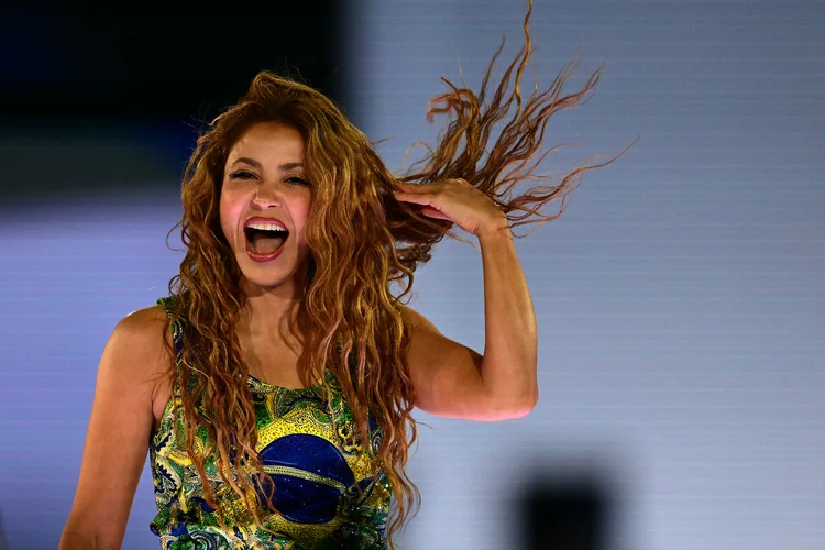 Shakira reúne 2 milhões em Copacabana e faz show histórico no Rio