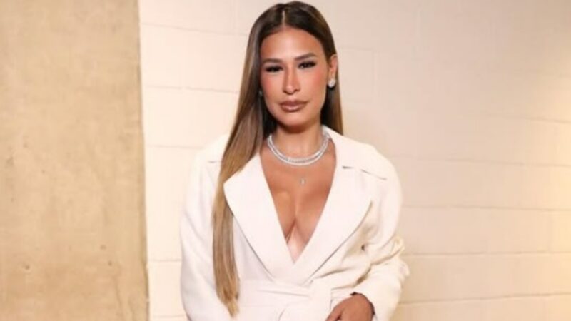 Simone Mendes deixa palco temporariamente após ter dor de barriga e diverte público com sinceridade
