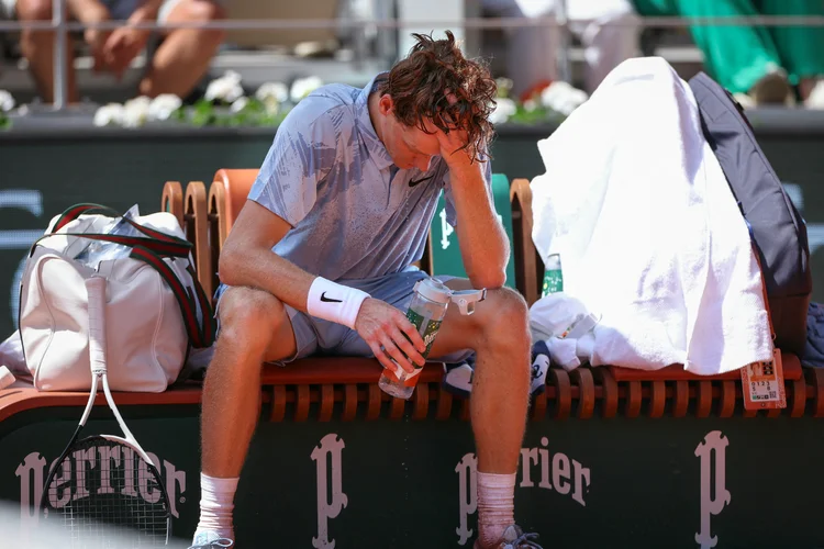 Sinner, número 1 do tênis, é eliminado de Roland Garros após passar mal