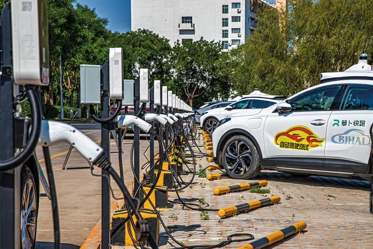 Só 1 em cada 3 brasileiros quer dirigir carros elétricos; saiba o motivo