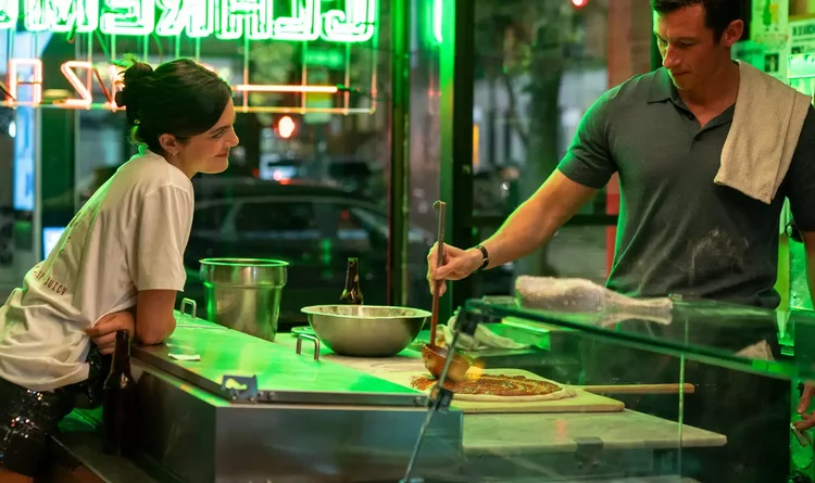 'Só Por Uma Noite': comédia romântica distópica com Monica Barbaro ganha trailer