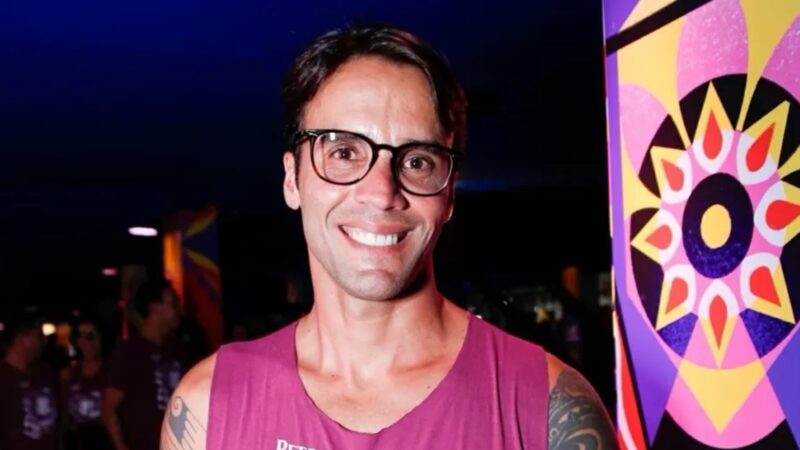 Solteiro! Ex de Ivete Sangalo marca presença em camarote e chama atenção