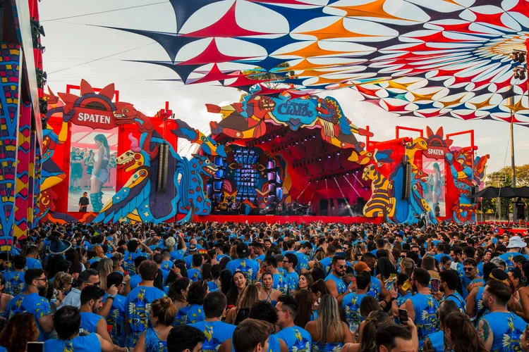 SP aposta em festas privadas e movimenta R$ 3,4 bi no Carnaval