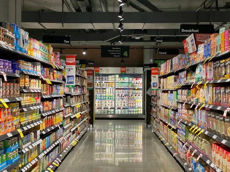 Supermercados usam IA para lucrar com venda de produtos perto do vencimento