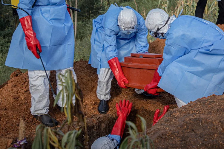 Surto de Ebola se espalha pelo Congo e tem 'escala muito maior', diz OMS