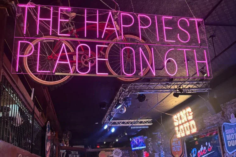 SXSW: O bar em Austin que virou ponto de encontro dos brasileiros