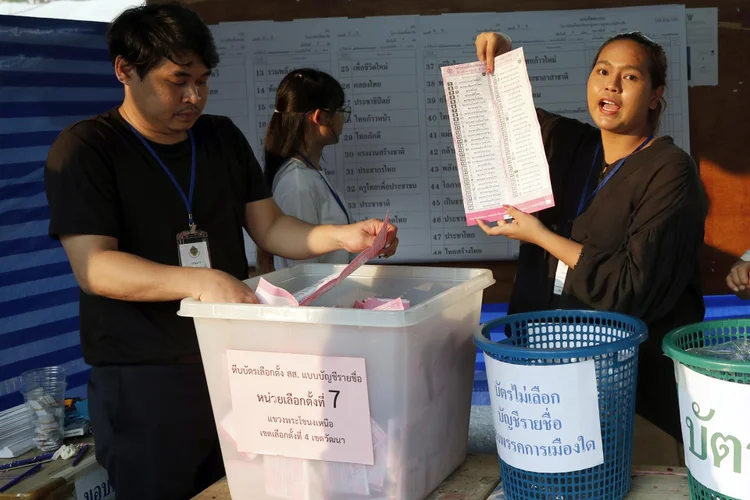 Tailândia encerra votação em eleições gerais e referendo sobre nova Constituição
