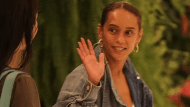 Taís Araújo é flagrada em shopping e look diferentão chama a atenção: ‘Estranho’