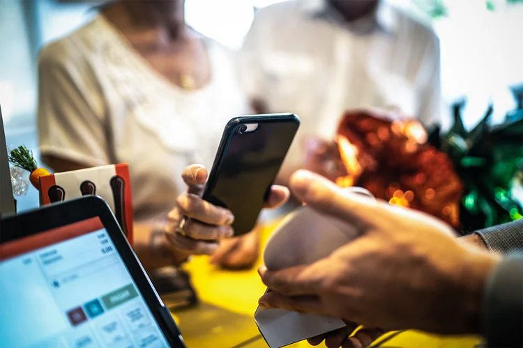 Tap to Pay e carteira digital no relógio: como pagar e receber por aproximação sem carteira física