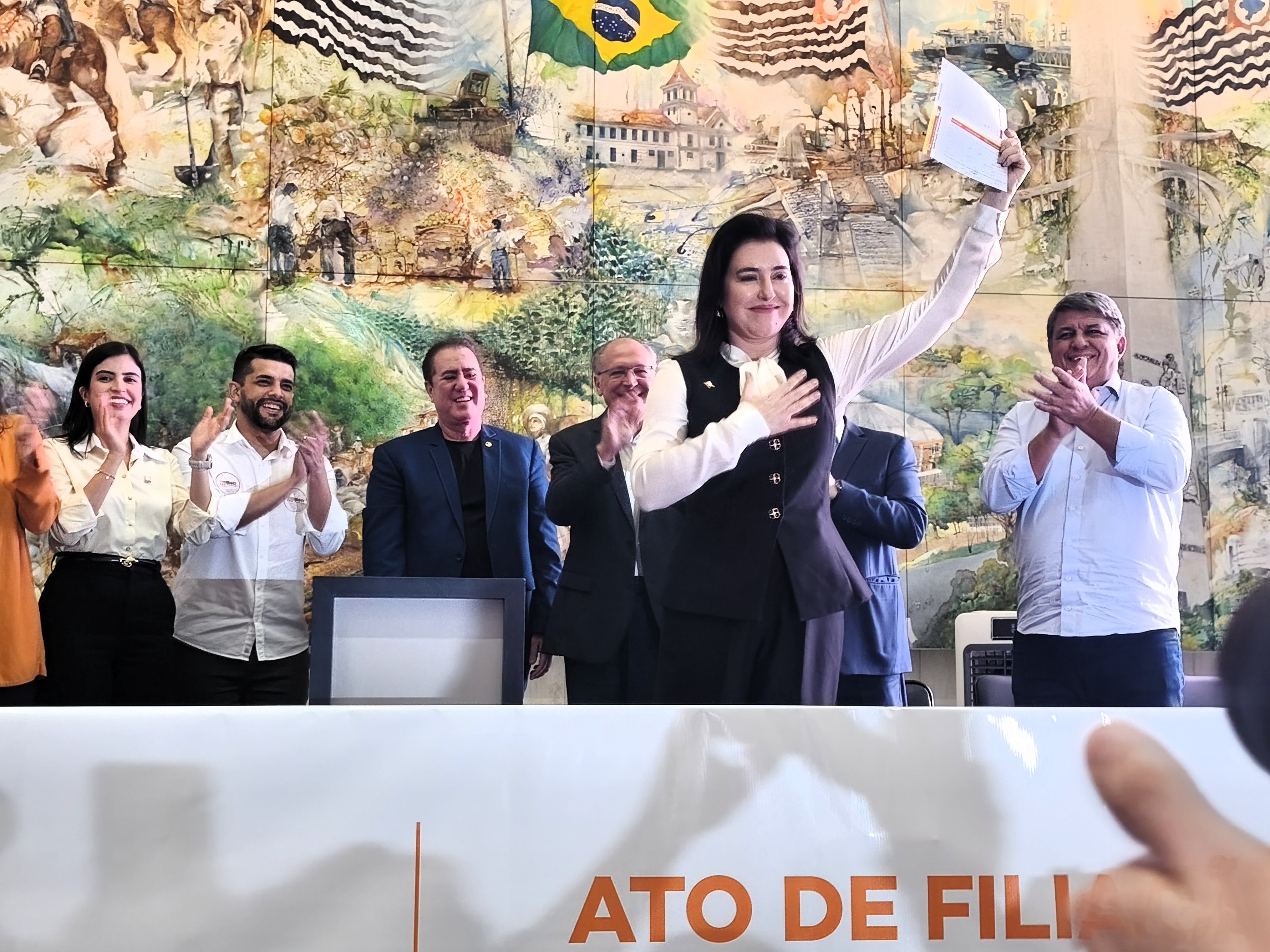 Tebet se filia ao PSB, chama Tarcísio de 'ingrato' e reforça disputa ao Senado