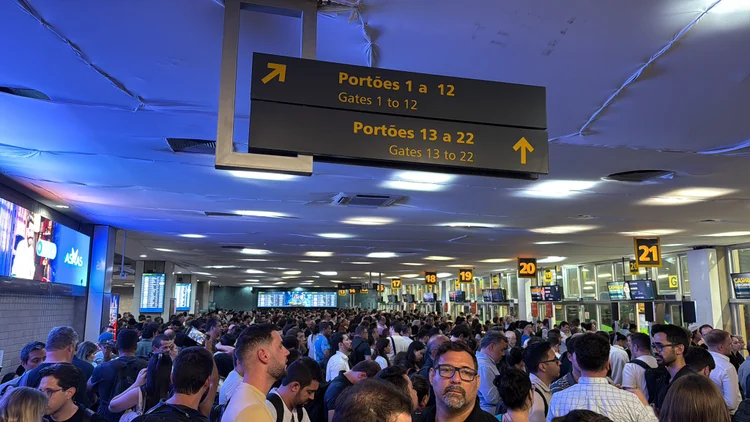 Tempestade em SP causa danos em Congonhas e apagão no aeroporto de Guarulhos