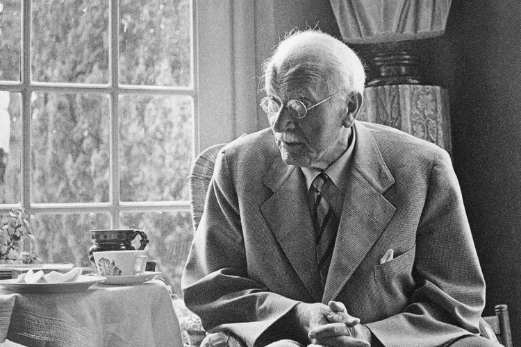 Teoria de Carl Jung revela que a causa da solidão 'não está falta de pessoas'; entenda o motivo