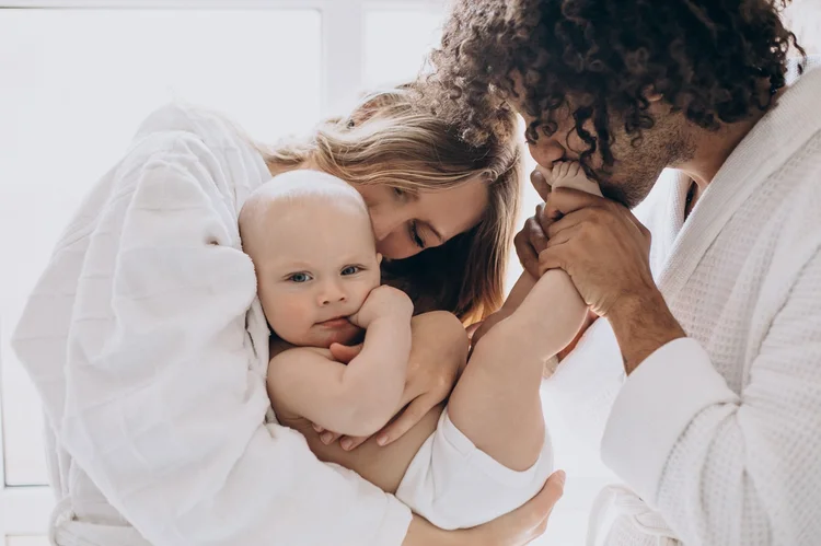 Ter filhos muda o amor pelo parceiro? Estudo revela o que acontece após o parto