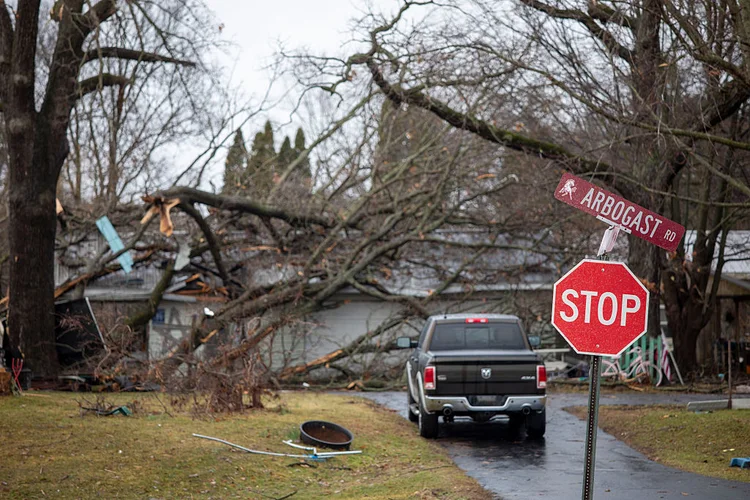 Tornados nos EUA deixam seis mortos e cidades devastadas em Michigan e Oklahoma