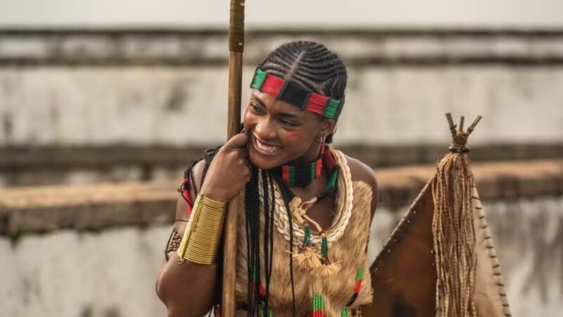 Traje de onça de Erika Januza rouba a cena em festa de novela
