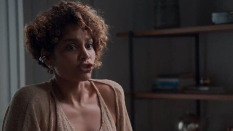 ‘Três Graças’: Lena chega ao Brasil com bebê e enfrenta tensão em aeroporto