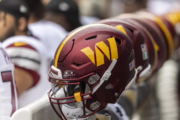 Trump assina decreto para regulamentar esportes universitários nos EUA