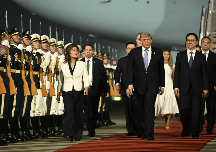 Trump chega a Pequim e pressiona Xi por abertura do mercado chinês