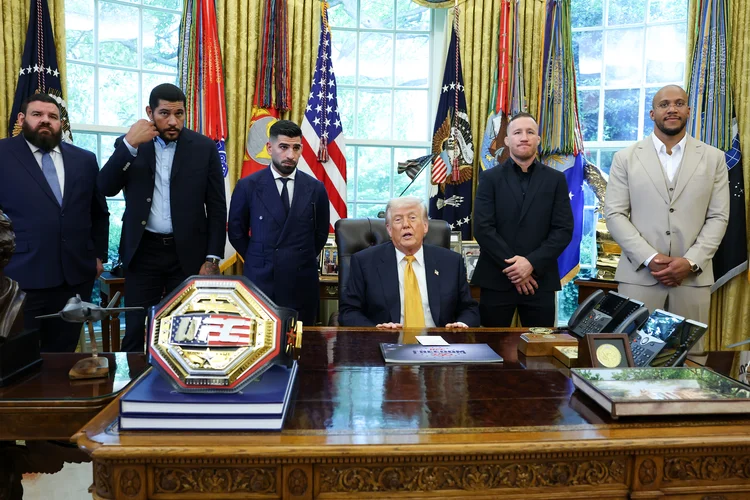 Trump confirma luta de UFC na Casa Branca ao lado de lutador brasileiro: 'Ele tem uma mão poderosa'