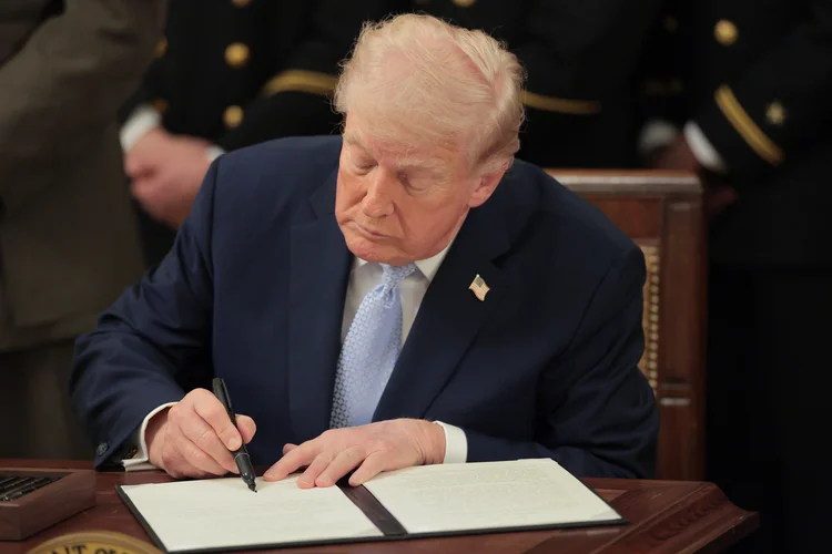 Trump diz que Irã pediu cessar-fogo, mas país nega