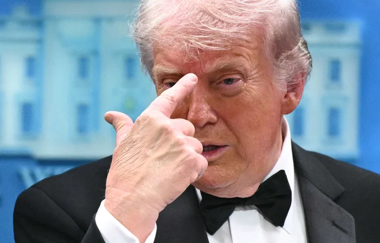 Trump impõe tarifa de 25% sobre carros e caminhões da União Europeia